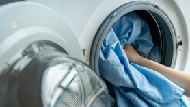 Ingrediente banale pe care să le pui în mașina de spălat ca hainele să nu se mai decoloreze. Trucuri eficiente
